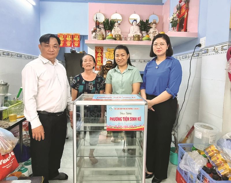 向贫困华人妇女赠送谋生工具