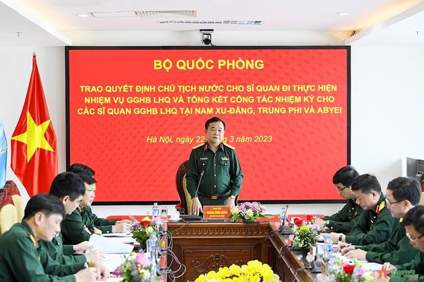 国防部副部长黄春战上将主持仪式。（图：俊辉）