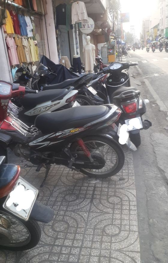 霸占人行道情况日趋严重