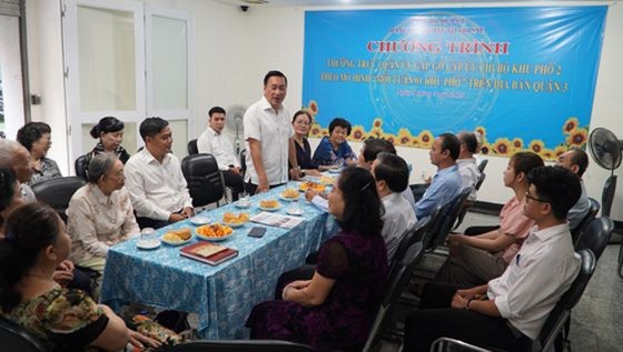 第三郡郡委书记范成坚解答武氏六坊第二街坊区居民的提问。