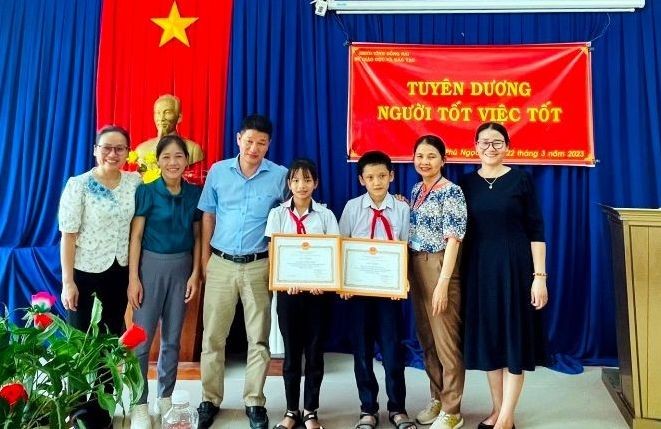 拾金不昧的两名小学生获颁发奖状。