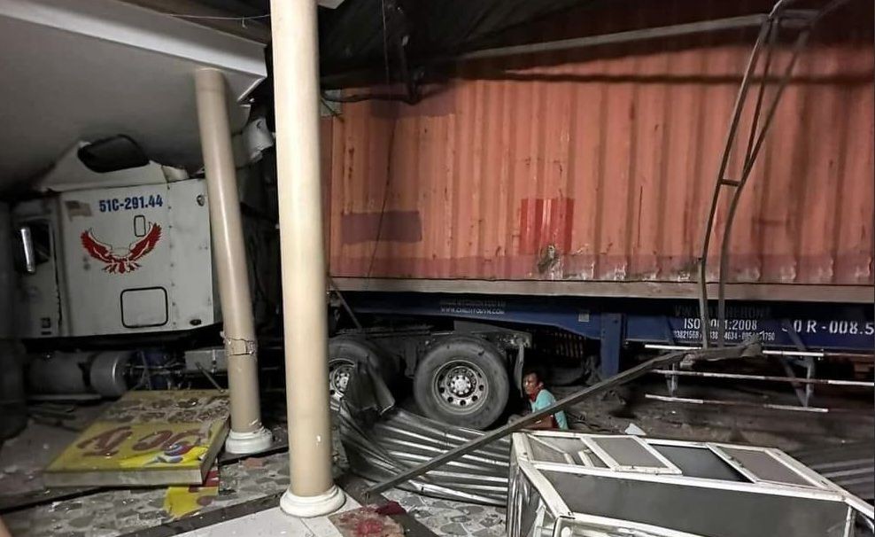 集装箱车失控撞民房