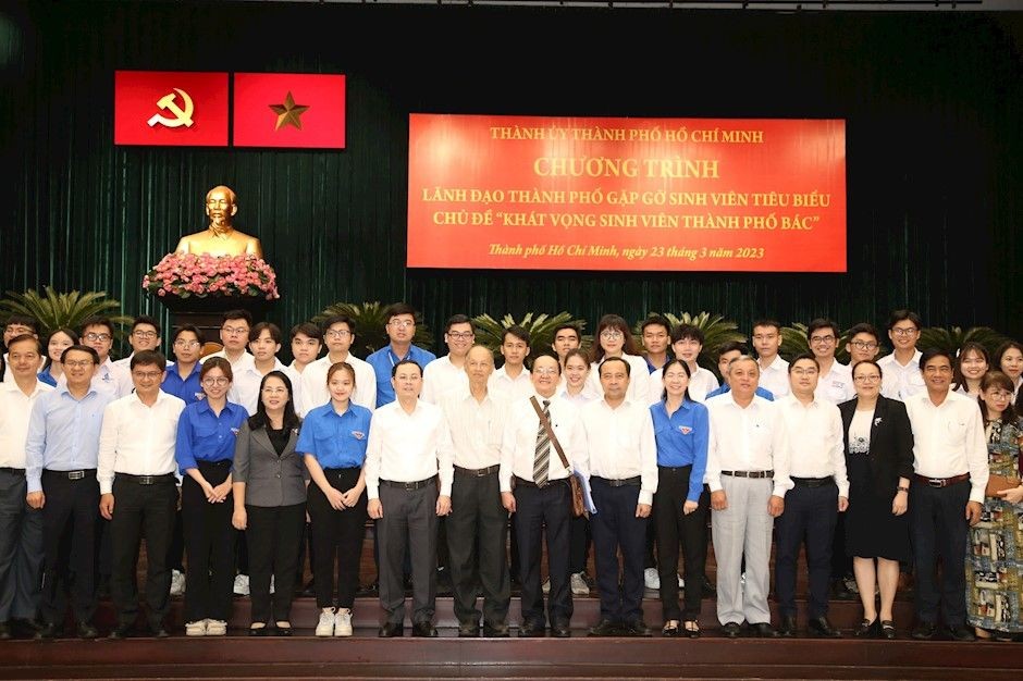 市领导与大学生合照。