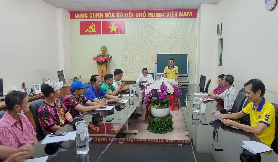 第五郡体育中心主任阮玉秀正向各团介绍2023年第五郡-堤岸龙狮锦标赛活动。