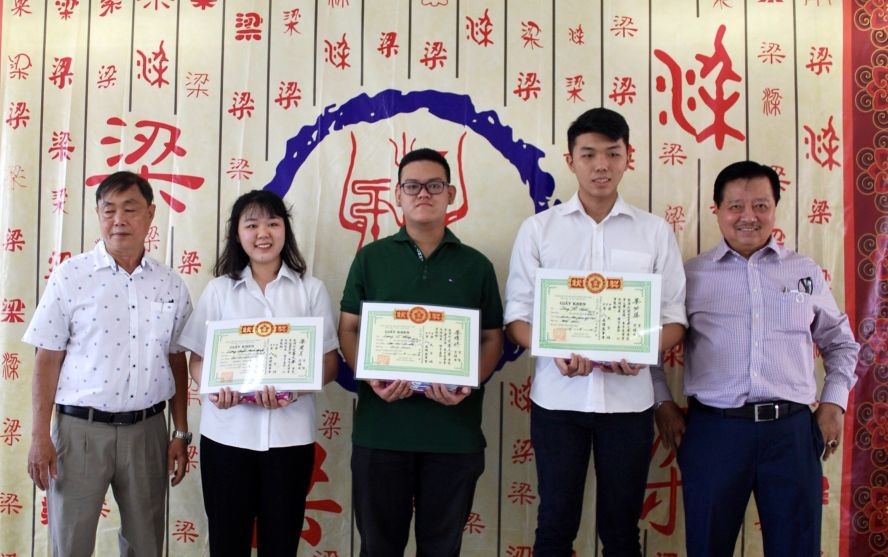 梁伟炵（左三）获得梁氏大宗祠表彰。