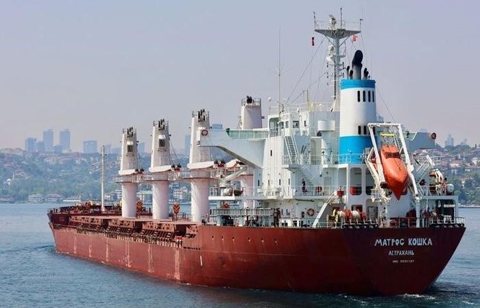 图为一艘悬挂俄罗斯国旗的散货船在伊斯坦布尔过境博斯普鲁斯海峡。（图：路透社）