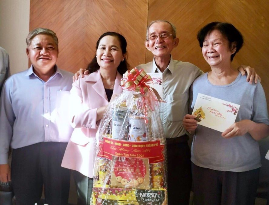 市委副书记、市人民议会主席阮氏丽代表本市慰问陈健智老前辈（右二）。