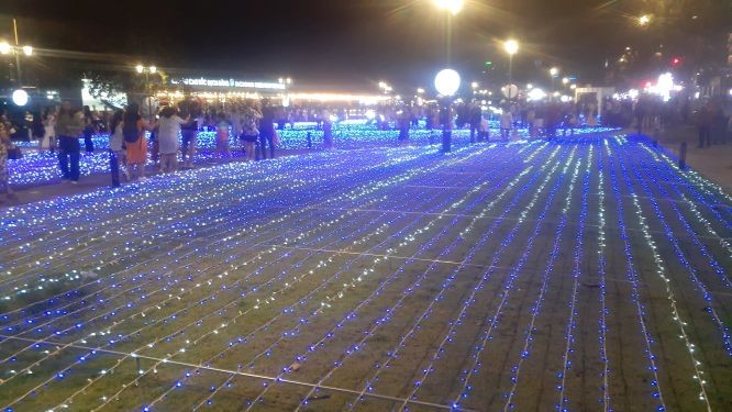 于晚上成为一片灯海的白腾码头公园吸引众多国内外游人前往打卡。