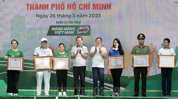 市领导向出色单位颁发奖状。