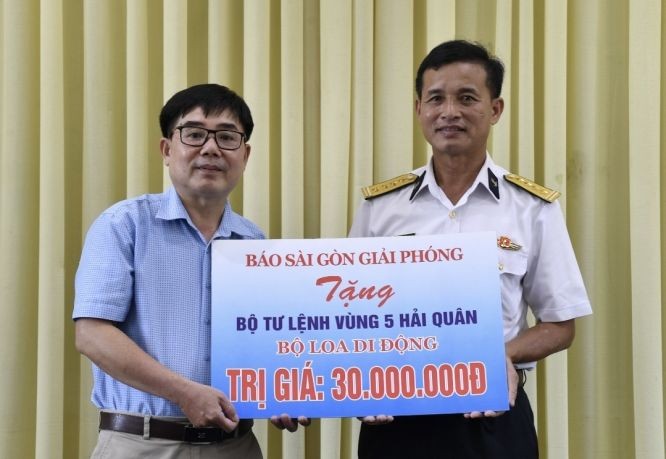 《西贡解放报》代表向海军第五区干部、战士赠送礼物。（图：文定）