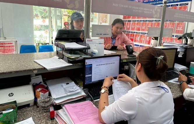 民众到坊人委会申办婚姻状况确认书。