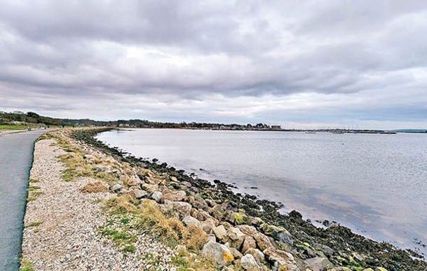 石油储油层液体流入普尔港。（图：互联网）