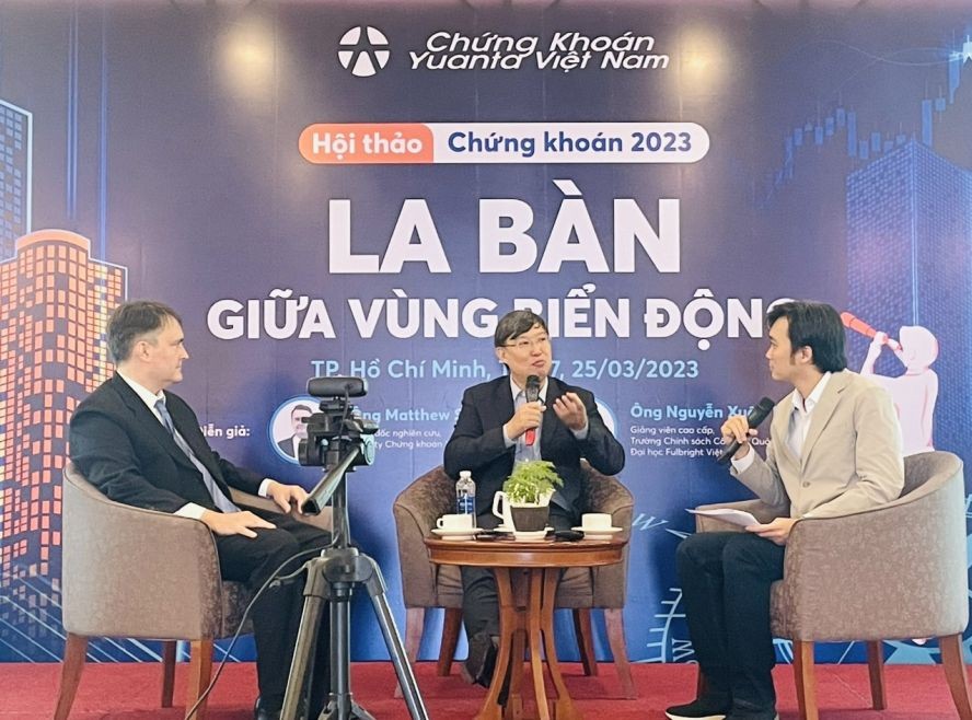 越南富布赖特大学高级讲师阮春成（中）分享越南经济情况