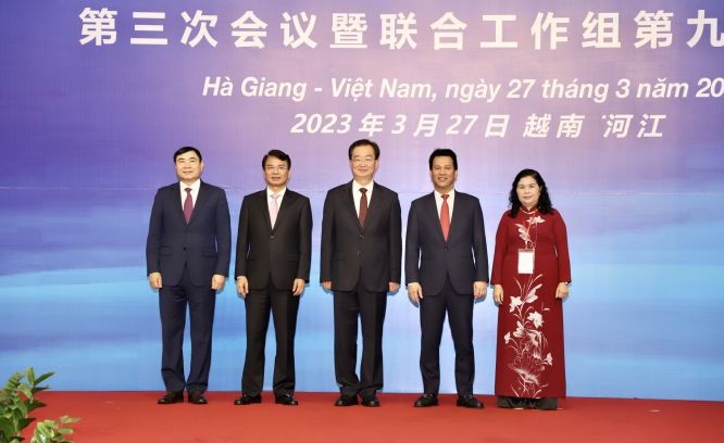 河江、老街、莱州、奠边省省委书记与中国云南省省委书记合影。（图：克玉）