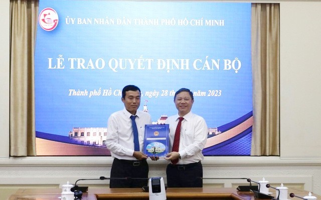 市人委会副主席杨英德（右）向武明成同志颁授人事委任《决定》。（图：VGP）