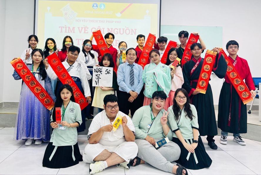 文献大学外语系副主任赖开荣（二排右五）和参加“书法溯本寻源”活动的大学生合照留念。