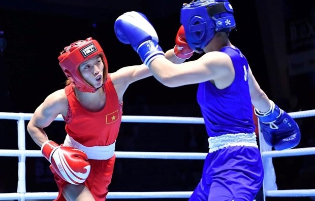 阮氏心（红衣）与印度拳击运动员尼哈特‧扎林角逐。（图：互联网）