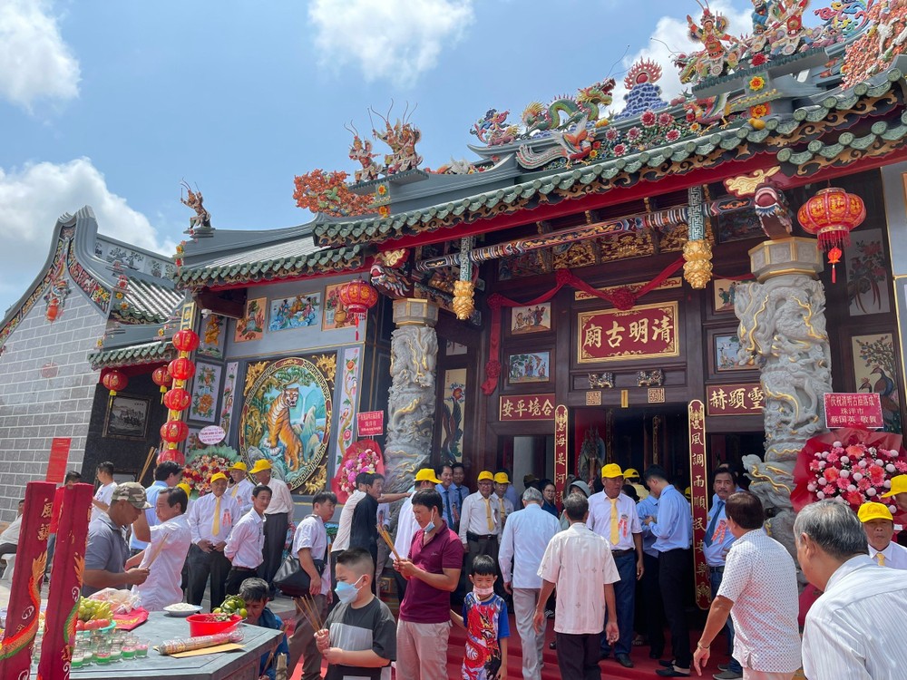 珠洋市国内外乡亲兴高采烈参加清明古庙重修落成典礼。