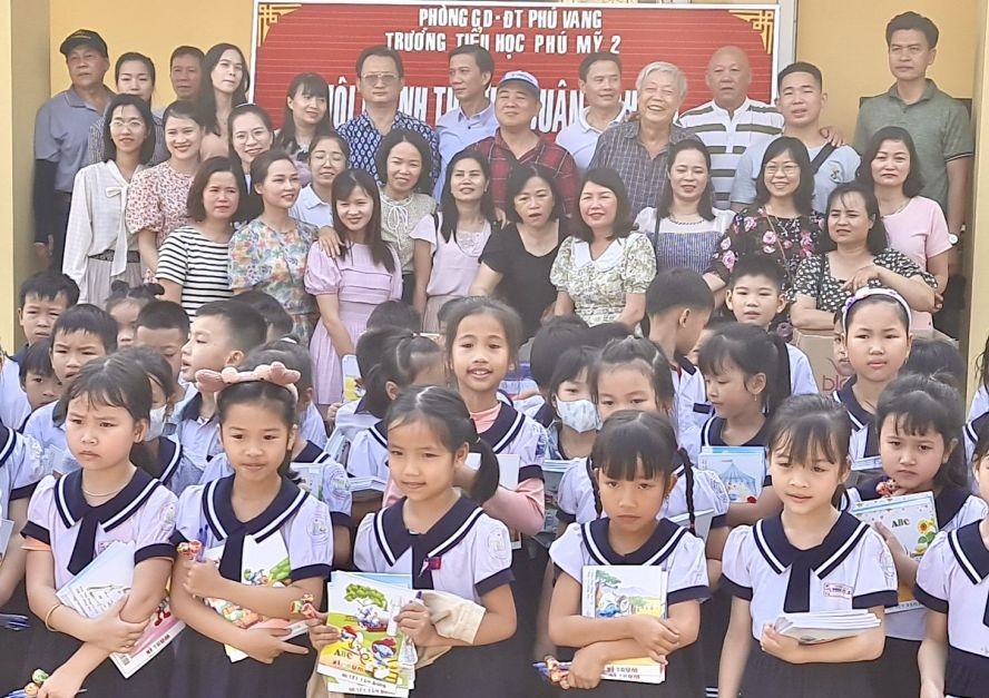 慈善团向学生赠送礼物。