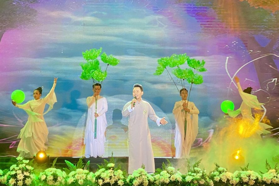 长柯演出精彩的节目。