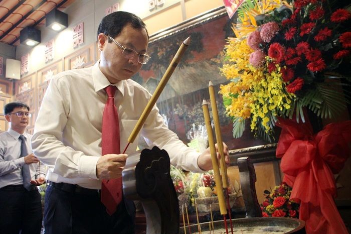 市委副书记阮文孝亲往胡志明博物馆本市分馆上香并敬献鲜花缅怀孙德胜主席。（图：垂庄）