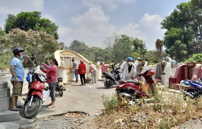 人们在平阳𦰡莜义祠A区扫墓。