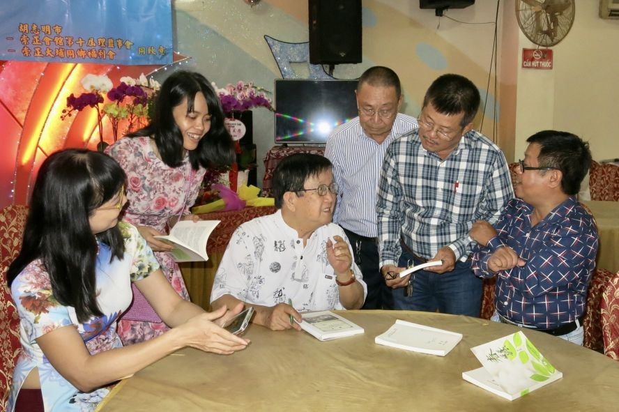 张世豪签赠《春蚕》一书。