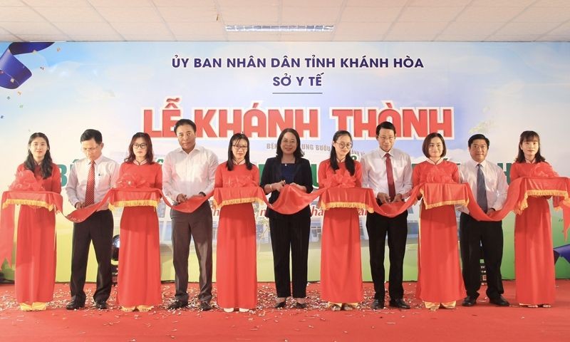 国家副主席武氏映春（中）出席庆和省肿瘤医院落成典礼。（图：黄山）