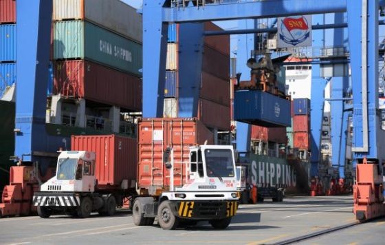 图为胡志明市新港货物集装箱装卸活动。（图：秋兰）