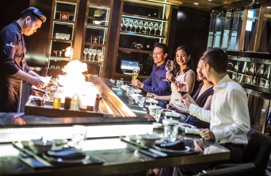 透过开放式厨房，游客可观赏厨师的烹制厨艺。