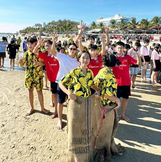 学校要组织各种体验和课外活动来营造健康的娱乐场所，帮助学生不依赖手机及社交网。图为新富郡西盛高中学校学生于3月26日参加课外活动。
