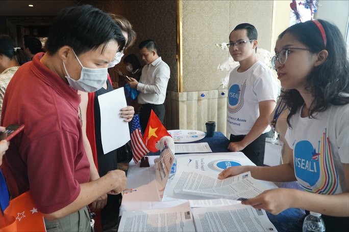 家长、中大学生参加留学研讨会以了解留学费用及奖学金。