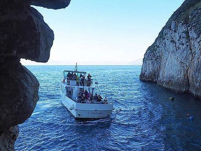 小艇承载游客走进蓝洞的入口。