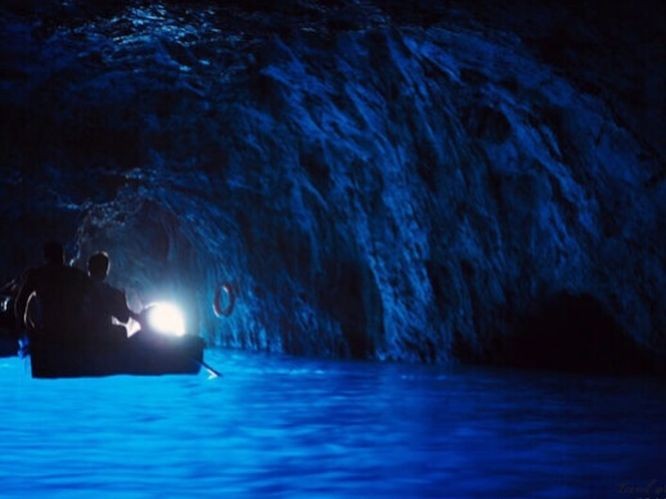 宛如身置一梦幻秘境的蓝洞。