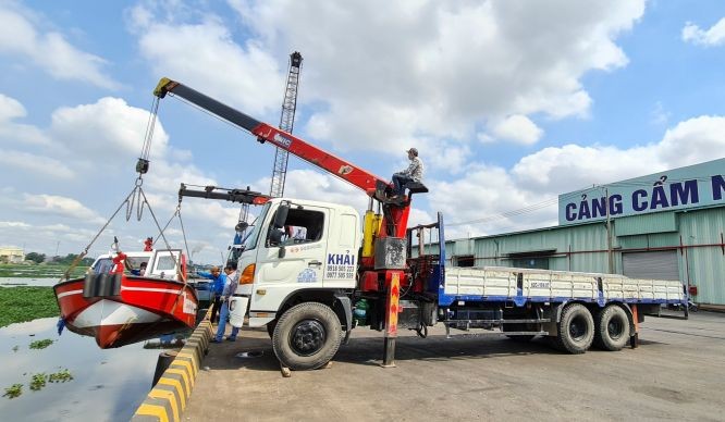 隆安省救援消防快艇在锦源港口下水