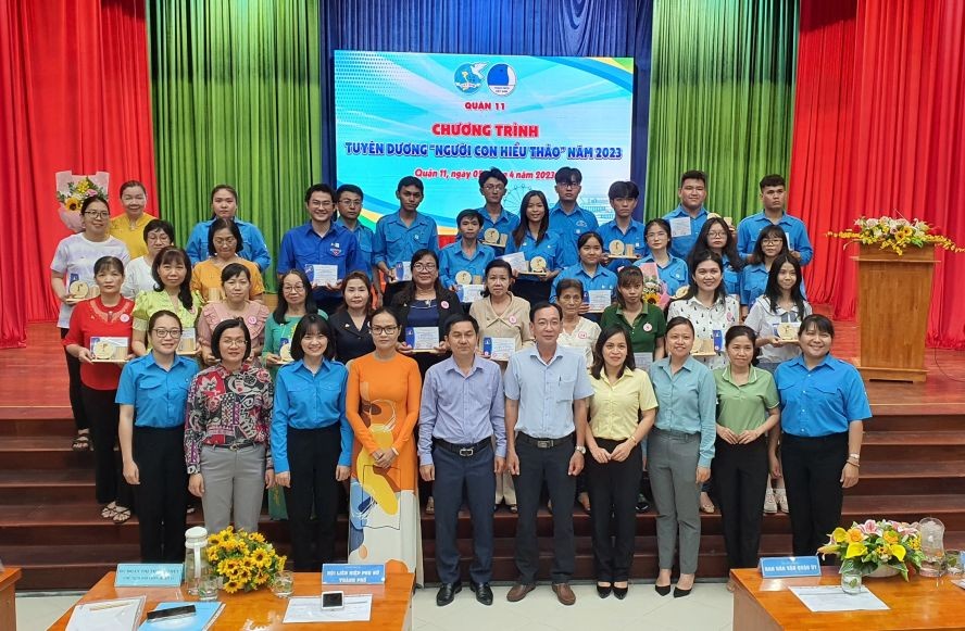 第十一郡“孝顺子女”模范获表彰