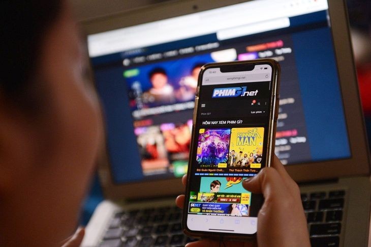 登载盗版影片的网站吸引到很多广告。