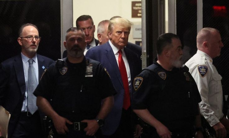 当地时间4月4日下午，美国前总统特朗普在纽约曼哈顿地区法院出庭接受问讯。（图：华尔街日报）