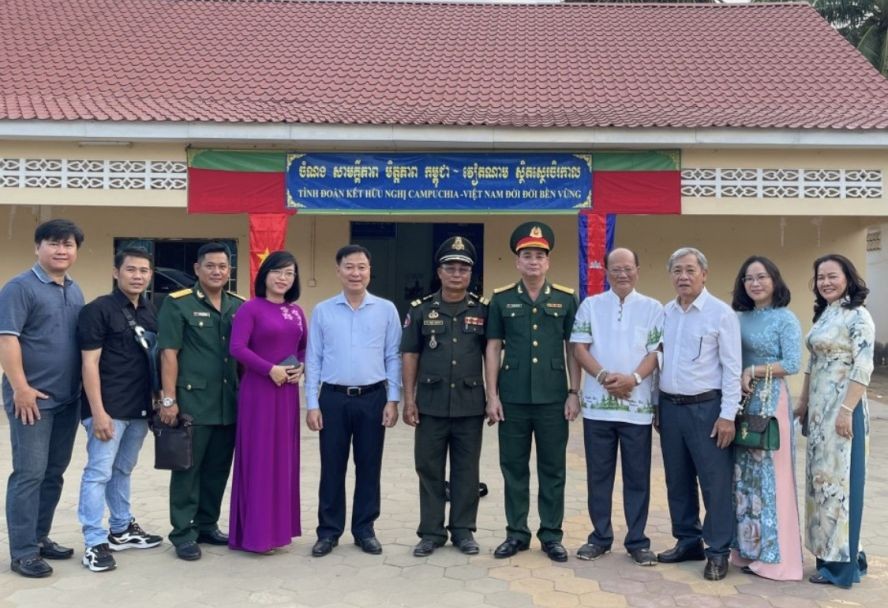 第五郡代表团向柬武装力量赠送礼物