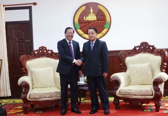 市人委会主席潘文迈与老挝沙湾拿吉省省委书记、省长山迪帕会晤。（图：瑞宇）