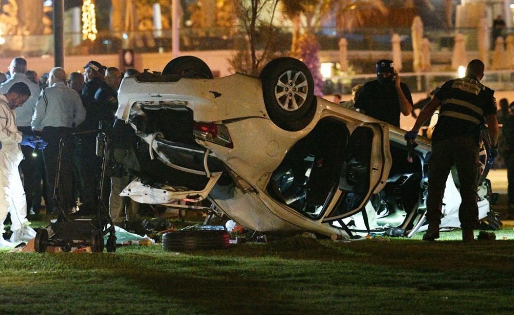 4月7日，安全人员在以色列特拉维夫驾车撞人事件现场工作。（图：新华社）