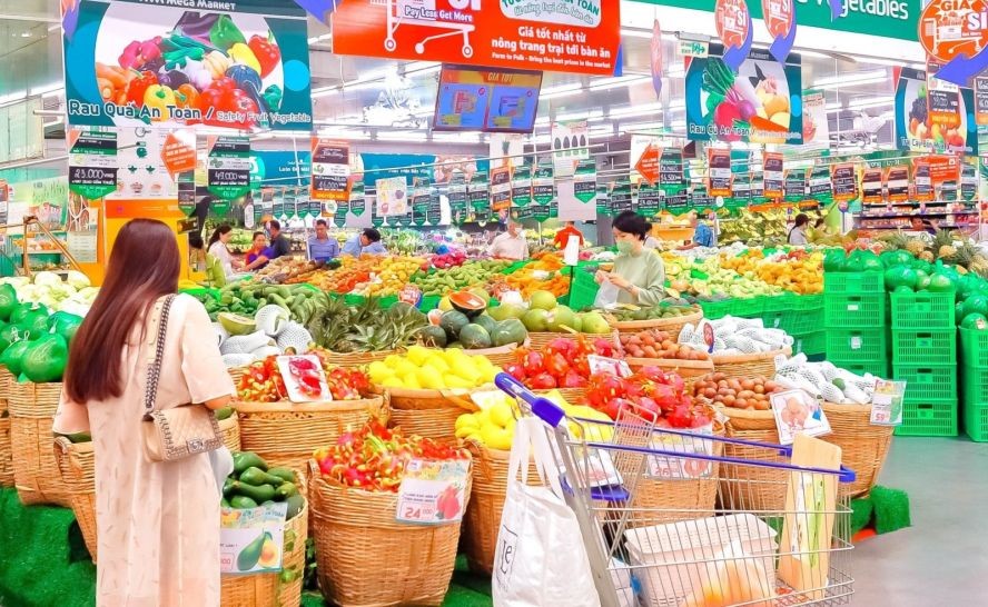 市民在超市购买食品。