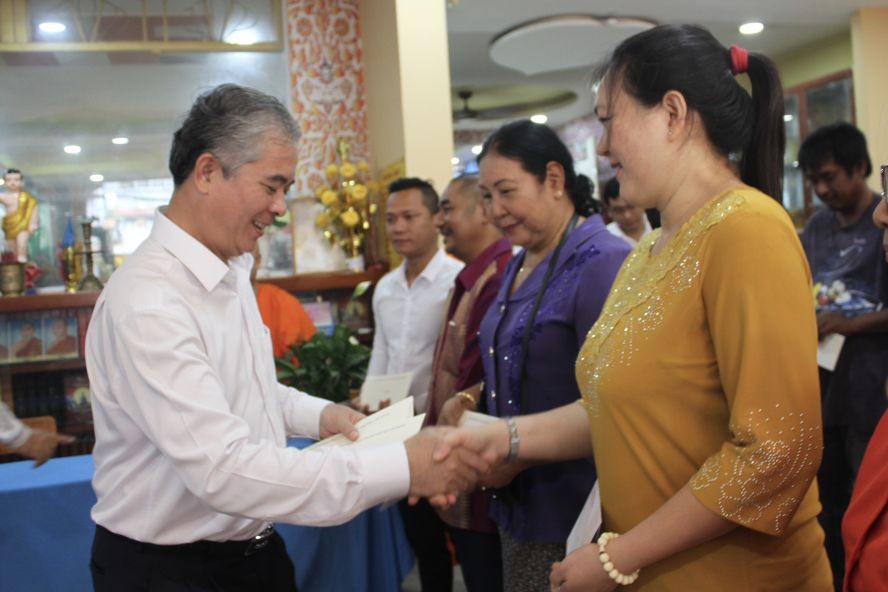 市人委会副主席吴明珠向高棉族具威信者赠送礼物。