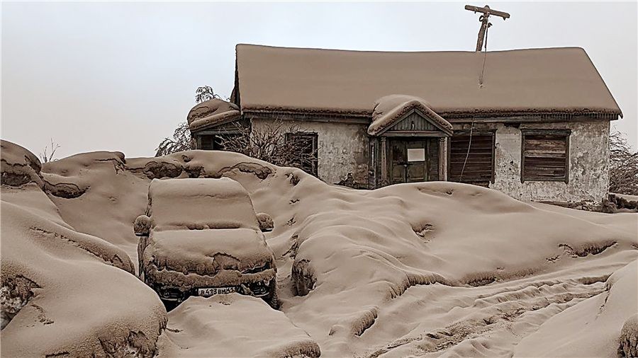 俄罗斯堪察加半岛希韦卢奇火山喷发，周边遭火山灰覆盖。（图：IC photo）