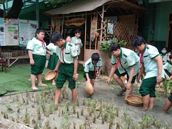 平盛郡何辉集初中学校于3月中旬组织体验活动。