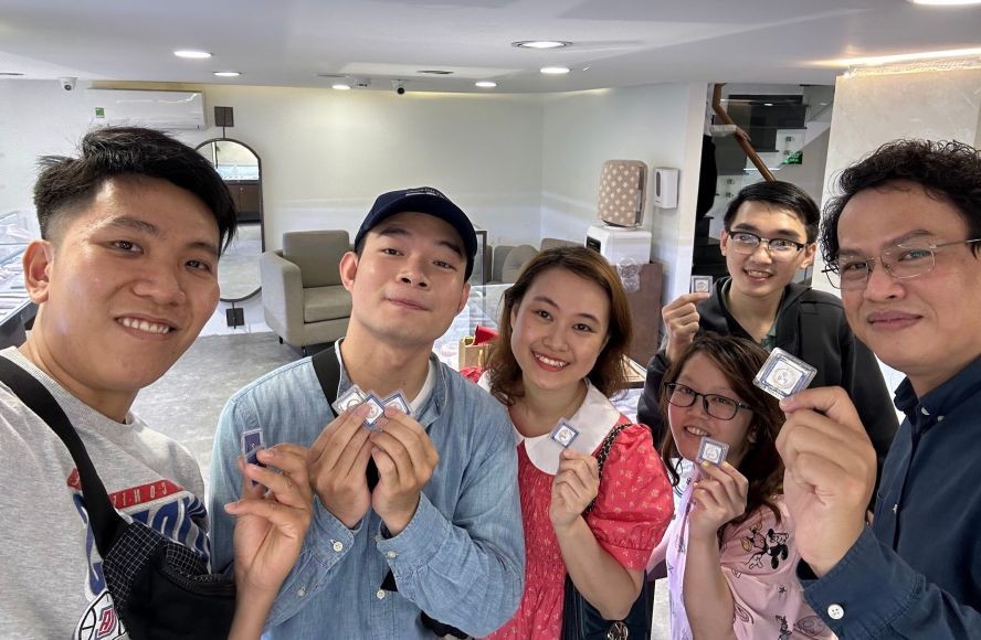 华人教员陈志明与青年购买金戒指送给父母。