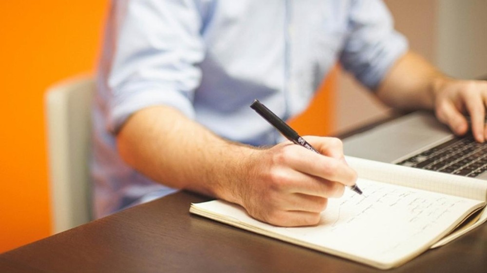 智利将每周工作时间从 45 小时降至 40 小时。（示意图：互联网）