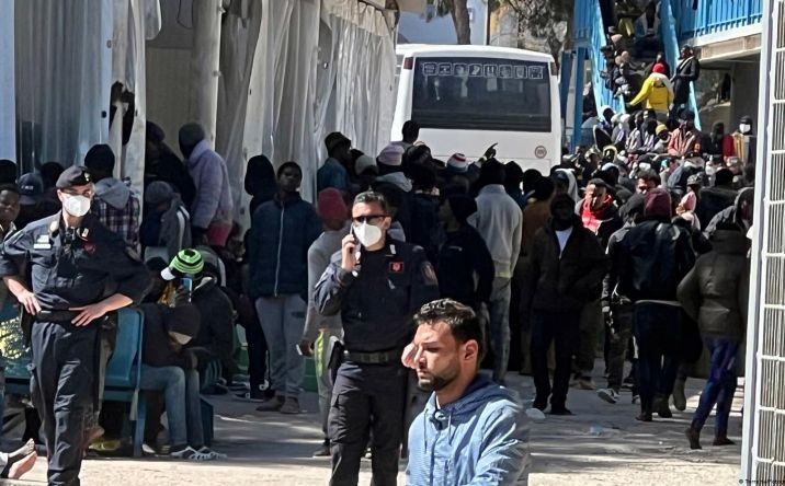 在兰佩杜萨岛，许多难民接待中心人满为患。（图：AFP）