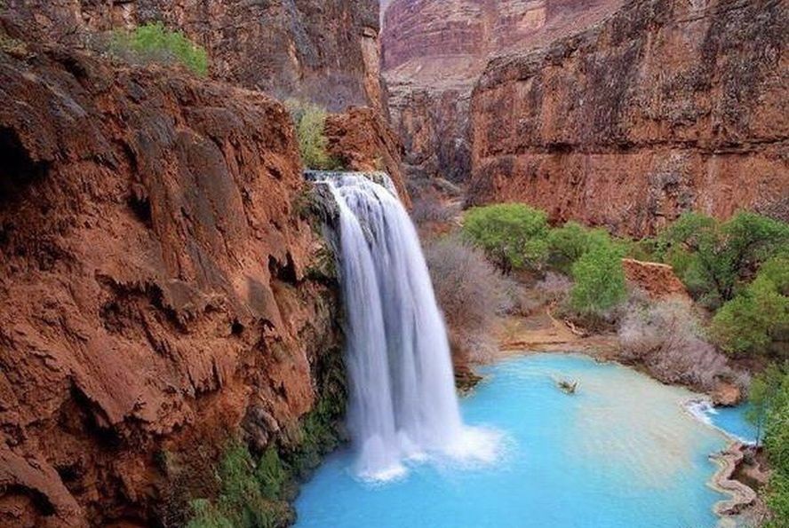 哈瓦苏瀑布的天蓝水色如宝石一样闪亮。