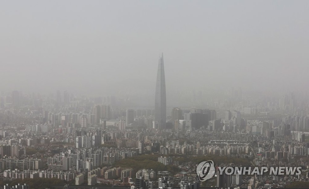 4月12日，从京畿道广州市远眺首尔，市区一片灰蒙蒙。 （图：韩联社）
